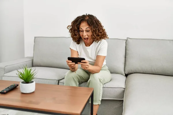 Middle Age Hispanic Woman Using Smartphone Home — Stockfoto