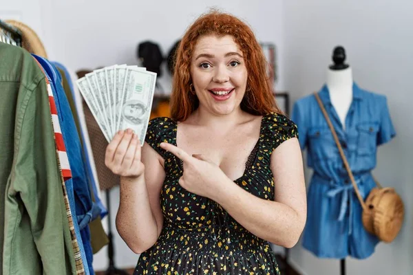 Jonge Roodharige Vrouw Met Boodschappentassen Dollars Glimlachend Vrolijk Wijzend Met — Stockfoto