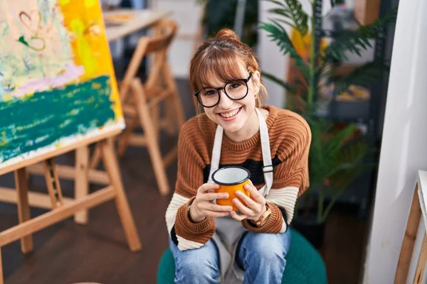 Joven Artista Sonriendo Confiado Bebiendo Café Estudio Arte —  Fotos de Stock