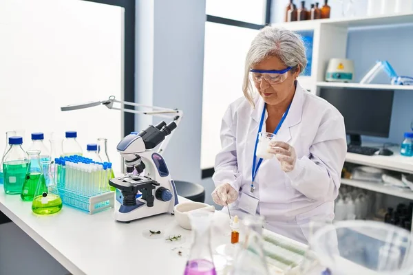 Femme Âge Moyen Portant Uniforme Scientifique Travaillant Laboratoire — Photo