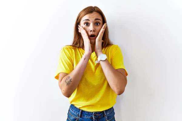 Young Brunette Woman Standing Isolated Background Afraid Shocked Surprise Amazed — Stock fotografie