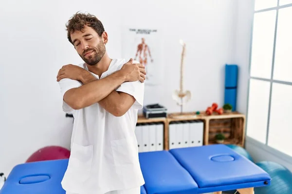 Der Junge Gut Aussehende Physiotherapeut Der Der Schmerzklinik Arbeitet Umarmt — Stockfoto