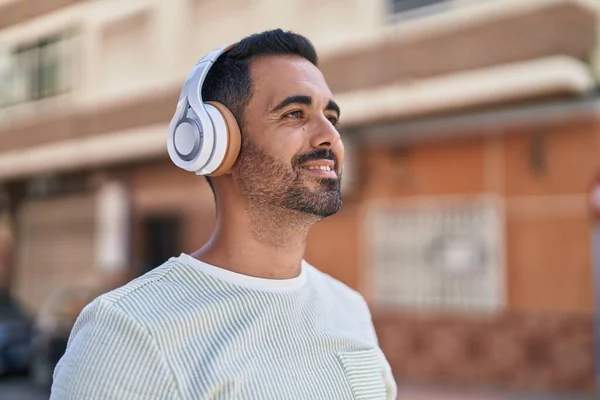 Jonge Spaanse Man Glimlacht Vol Vertrouwen Naar Muziek Luisteren Straat — Stockfoto