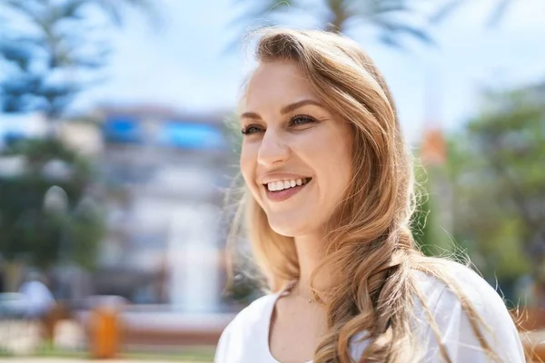 Jonge Blonde Vrouw Glimlachen Zelfverzekerd Staan Park — Stockfoto