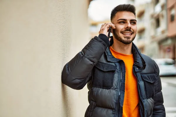 Bonito Homem Hispânico Com Barba Sorrindo Feliz Confiante Cidade Vestindo — Fotografia de Stock