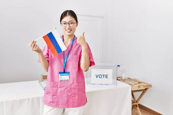 Молодая Женщина Медсестра Азии Выборах Политическую Кампанию Российским Флагом Улыбающаяся — стоковое фото