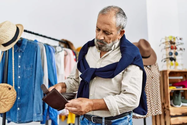 Senior Gråhårig Man Som Visar Tom Plånbok Klädaffären — Stockfoto