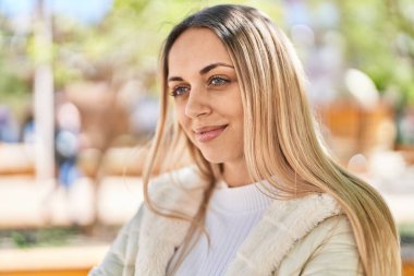 Parkta kendine güvenen genç bir kadın.