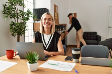 Ofiste çalışırken gülümseyen iki iş adamı..