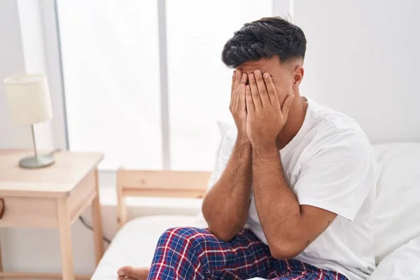 Junger Hispanischer Mann Sitzt Gestresst Auf Bett Schlafzimmer — Stockfoto