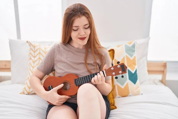 Young Redhead Woman Playing Ukulele Sitting Bed Bedroom — Stock Photo, Image