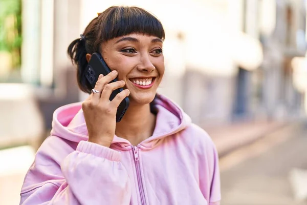 Giovane Donna Sorridente Fiducioso Parlando Sullo Smartphone Strada — Foto Stock