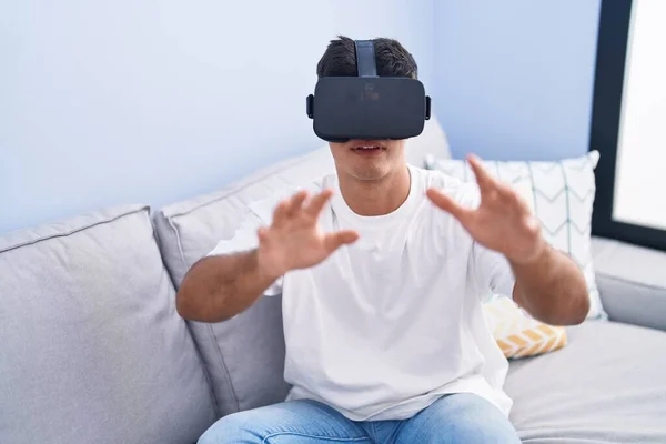 Fiatal Spanyol Férfi Videojátékot Játszik Virtuális Valóság Szemüveg Otthon — Stock Fotó