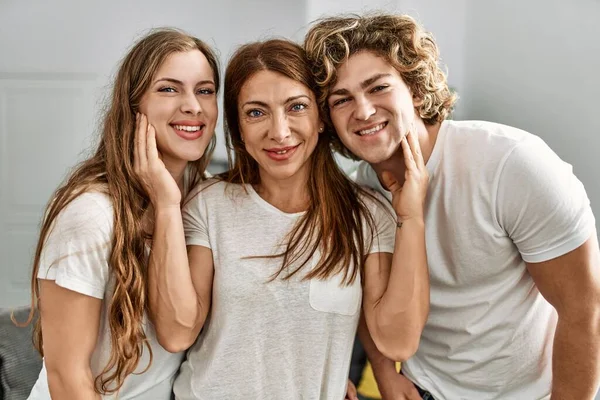 Mutter Und Paar Lächeln Selbstbewusst Und Umarmen Sich Stehen — Stockfoto