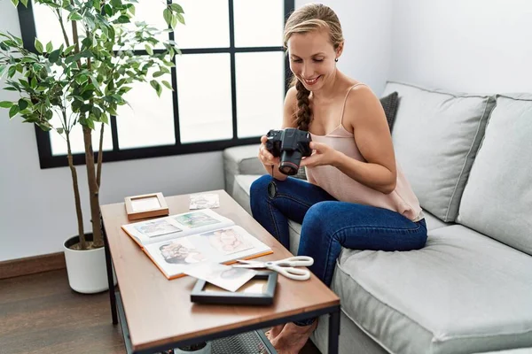 Joven Mujer Caucásica Haciendo Libro Fotos Sosteniendo Cámara Sentada Sofá —  Fotos de Stock