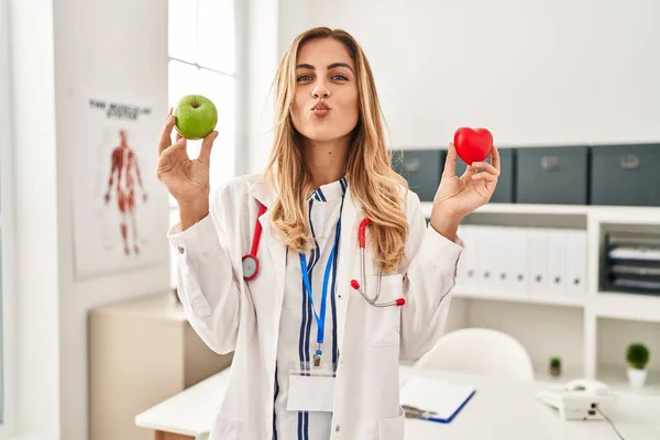 Νέα Ξανθιά Γιατρός Γυναίκα Κρατώντας Την Καρδιά Και Πράσινο Μήλο — Φωτογραφία Αρχείου