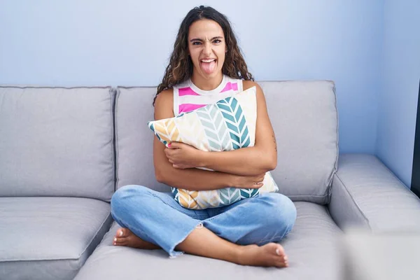 Mujer Hispana Joven Sentada Sofá Casa Sacando Lengua Feliz Con — Foto de Stock