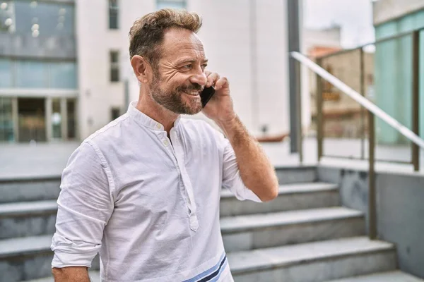 Middle Age Man Talking Phone City —  Fotos de Stock