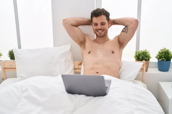 Genç Spanyol Adam Dizüstü Bilgisayar Kullanıyor Yatak Odasında Elleri Rahat — Stok fotoğraf