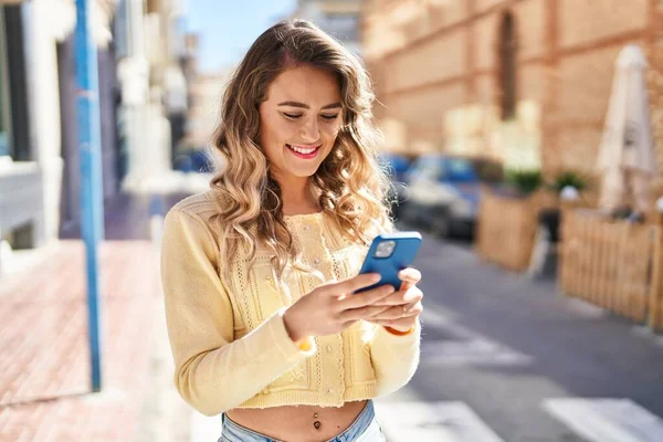 Mujer Joven Sonriendo Confiada Usando Teléfono Inteligente Calle — Foto de Stock