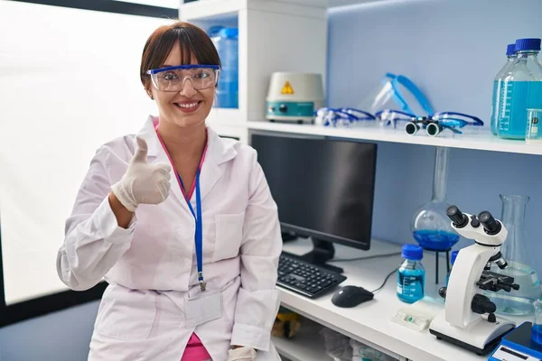 Молодая Брюнетка Работающая Научной Лаборатории Делает Счастливый Жест Вверх Руками — стоковое фото