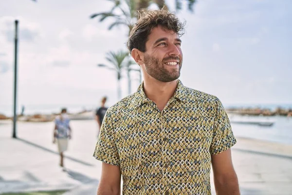Ung Latinamerikansk Man Ler Säker Promenader Vid Havet — Stockfoto