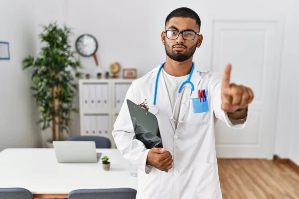 Doktor Üniforması Giyen Genç Hintli Adam Steteskop Parmağını Kaldırmış Kızgın — Stok fotoğraf