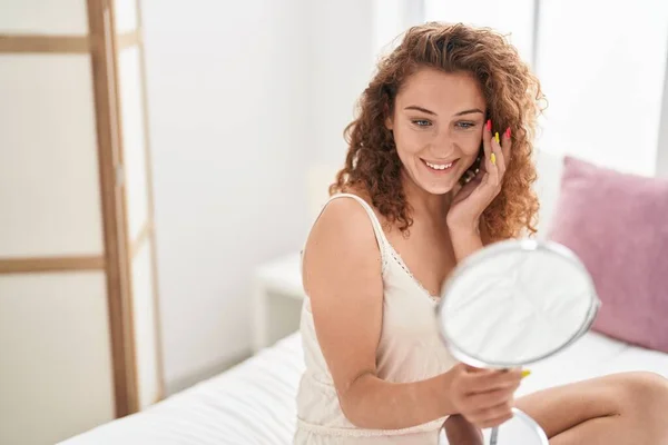 Junge Schöne Hispanische Frau Lächelt Zuversichtlich Blick Auf Spiegel Schlafzimmer — Stockfoto