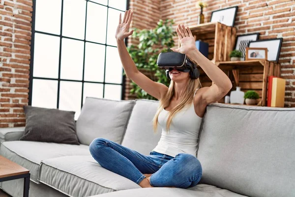 Jovem Loira Jogando Videogame Usando Óculos Realidade Virtual Casa — Fotografia de Stock