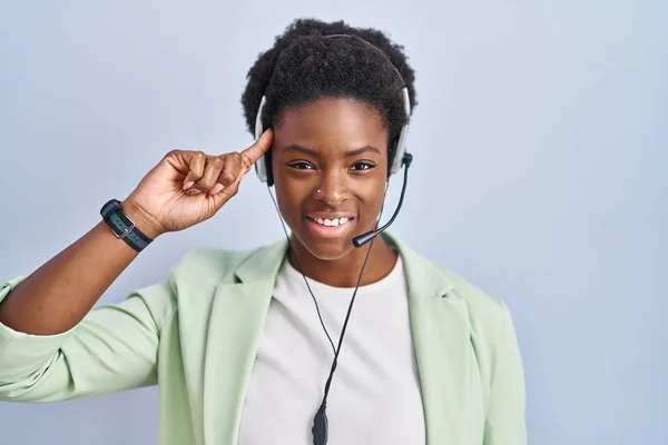 Mujer Afroamericana Con Auriculares Agente Centro Llamadas Sonriendo Apuntando Cabeza — Foto de Stock