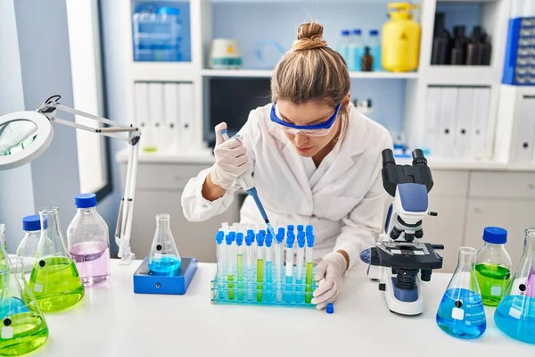 Giovane Donna Bionda Indossa Uniforme Scienziato Utilizzando Pipetta Laboratorio — Foto Stock