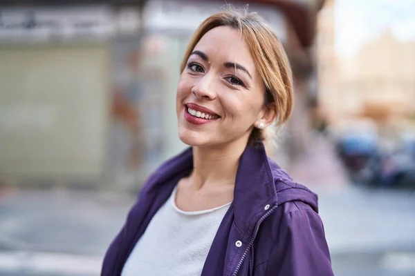 Junge Frau Lächelt Selbstbewusst Und Steht Auf Der Straße — Stockfoto