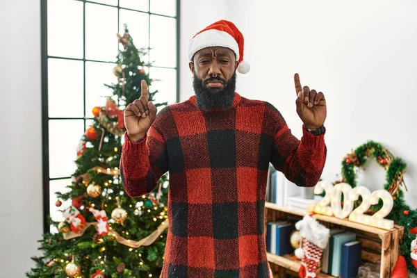 African American Man Wearing Santa Claus Hat Standing Christmas Tree — Stock Photo, Image