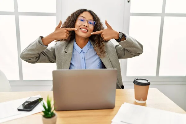 Mulher Negócios Hispânica Bonita Sentada Mesa Escritório Trabalhando Com Laptop — Fotografia de Stock