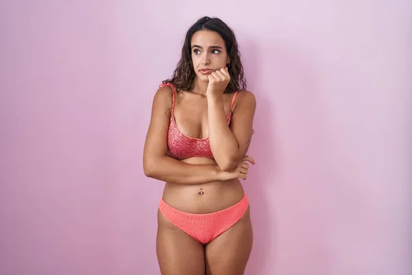 Mladá Hispánka Nosí Spodní Prádlo Přes Růžové Pozadí Vypadá Vystresovaně — Stock fotografie