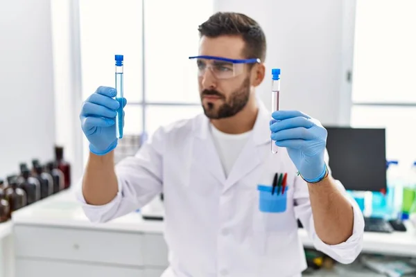 Junger Hispanischer Mann Wissenschaftleruniform Hält Reagenzglas Labor — Stockfoto