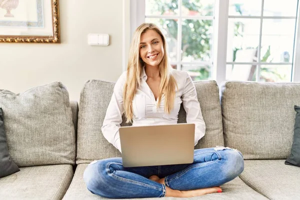 Ung Blond Kvinna Som Använder Laptop Sitter Soffan Hemma — Stockfoto