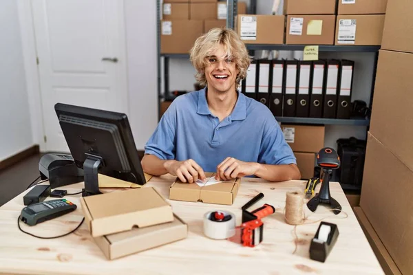 Mladý Blond Muž Ekommerce Obchodní Pracovník Připravuje Balíček Kanceláři — Stock fotografie