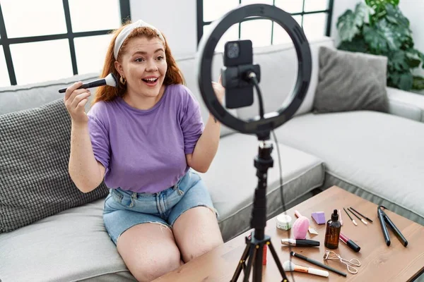 Genç Kızıl Saçlı Kadın Evde Akıllı Telefonuyla Makyaj Yapıyor Gülümsüyor — Stok fotoğraf