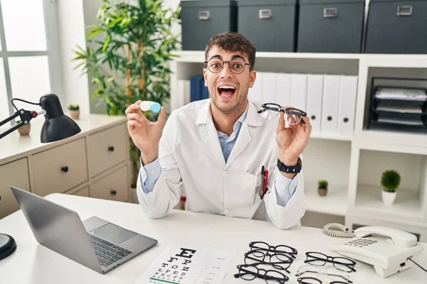 Fiatal Spanyol Szemész Kezében Szemüveg Kontaktlencse Ünnepli Őrült Csodálkozott Siker — Stock Fotó