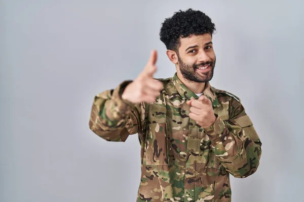 Kamuflaj Üniforması Giyen Arap Adam Mutlu Komik Yüzüyle Kamerayı Işaret — Stok fotoğraf