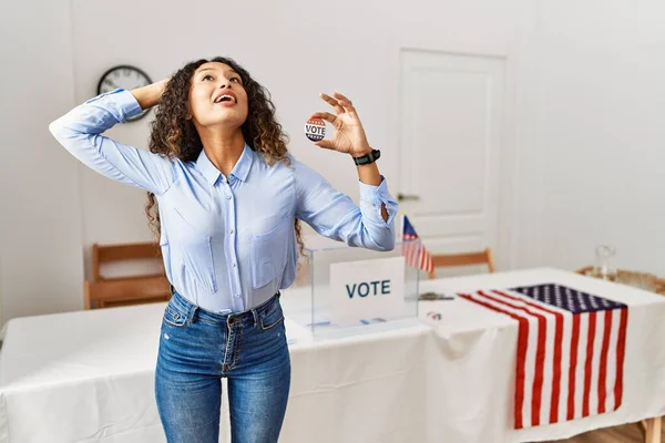 投票によって政治運動に立っている美しいヒスパニック系の女性は 魅力的でファッショナブルなポーズ ジェスチャーを手で自信を持って感動的な髪を笑顔 — ストック写真