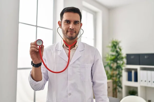 Junger Hispanischer Arzt Mit Bart Stethoskop Der Hand Und Ernstem — Stockfoto