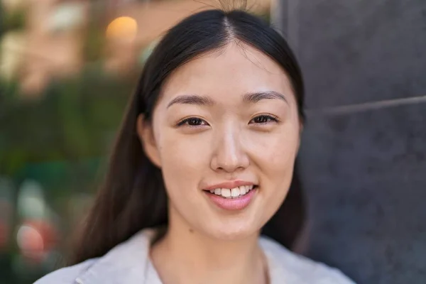 Mujer China Sonriendo Confiada Pie Calle —  Fotos de Stock