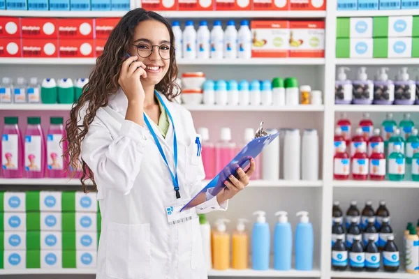 Jovem Bela Mulher Hispânica Farmacêutica Falando Documento Leitura Smartphones Farmácia — Fotografia de Stock