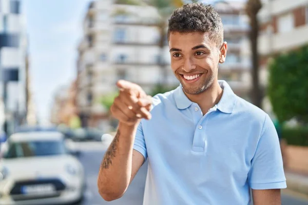 Afrikansk Amerikan Ler Säker Pekar Med Fingret Gatan — Stockfoto