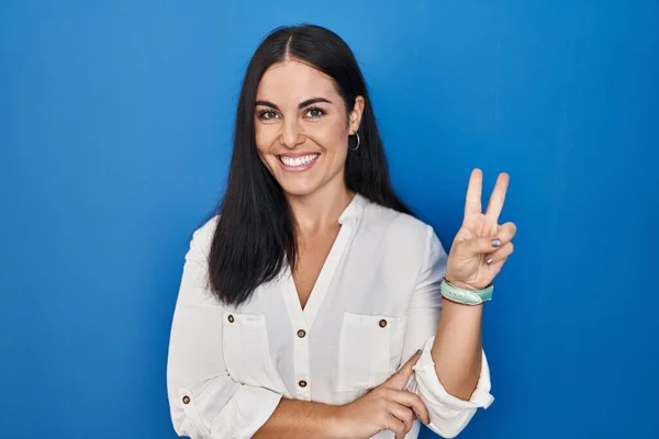 Mulher Hispânica Jovem Sobre Fundo Azul Sorrindo Com Rosto Feliz — Fotografia de Stock