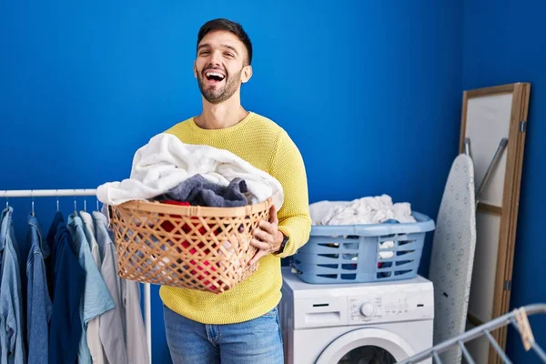 Hispanic Man Håller Tvättkorg Ler Och Skrattar Högt Eftersom Roliga — Stockfoto