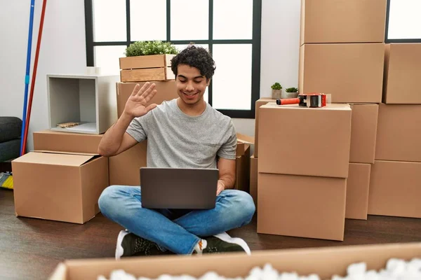 Jovem Hispânico Tendo Videochamada Usando Laptop Sentado Chão Uma Nova — Fotografia de Stock