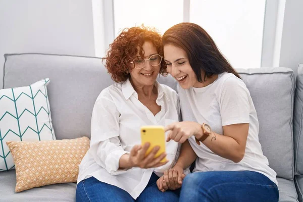 Två Kvinnor Mor Och Dotter Använder Smartphone Hemma — Stockfoto